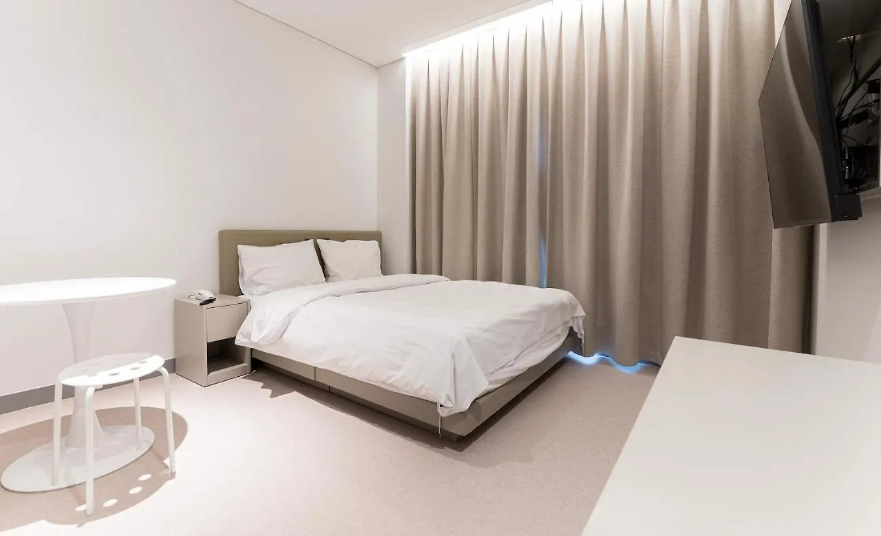 H Avenue Hotel Idae Shinchon Сеул